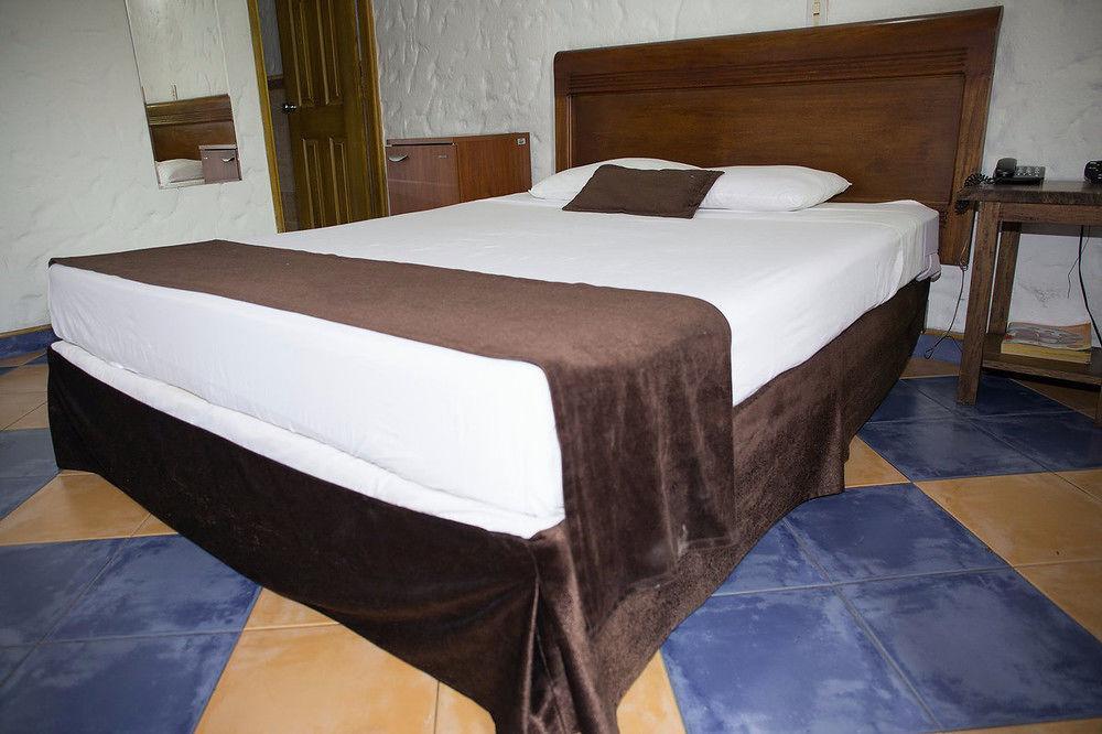 Ayenda 1223 Porton De La 10 Hotel Меделин Екстериор снимка