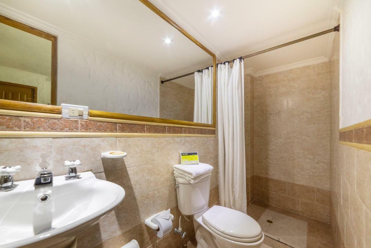 Ayenda 1223 Porton De La 10 Hotel Меделин Екстериор снимка